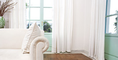 时尚家居客厅与白色的沙发和玻璃门.
