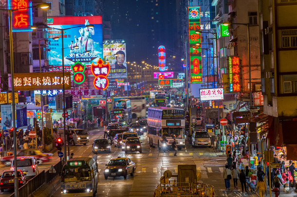 香港，中国 — — 2013 年 3 月 16 日： 旺角街头<strong>一</strong>幕。丰富多彩的购物街，在夜间照明。旺角是香港的<strong>一</strong>个区，拥有世界上人<strong>口</strong>密度最高