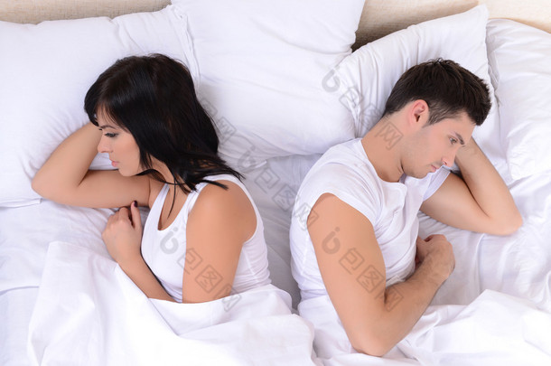 冒犯了的夫妇躺在床上