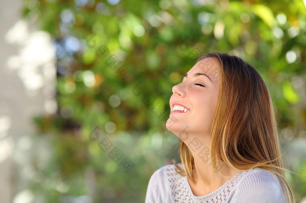 年轻快乐的微笑女人做深呼吸练习