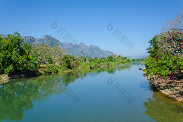 宁静景观由南松河在老挝万荣