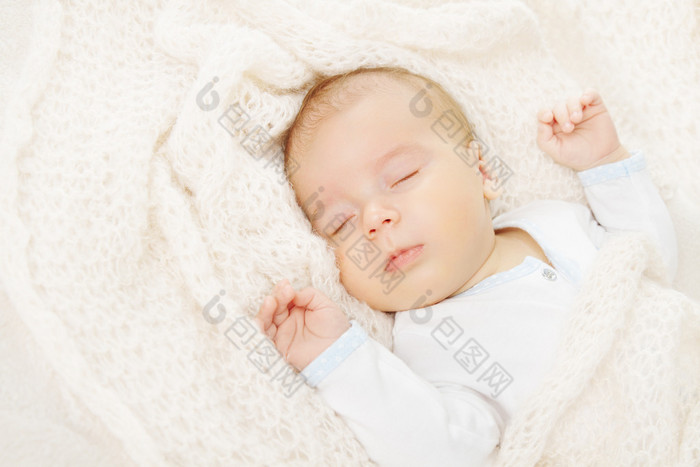 刚出生的婴儿睡觉覆盖在柔软的毛毯