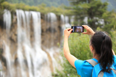 随着智能手机的女人旅游拍照