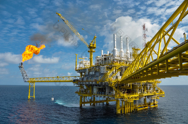 石油和天然气在海湾或大海，海上石油平台和钻机<strong>施工</strong>平台