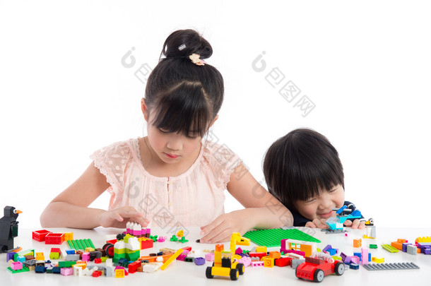 亚洲小孩玩多彩建筑积木