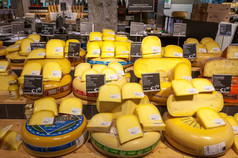 amsretdam-四月二十八日: 传统的荷兰奶酪 4 日在一家商店出售显示 28,2015，荷兰.