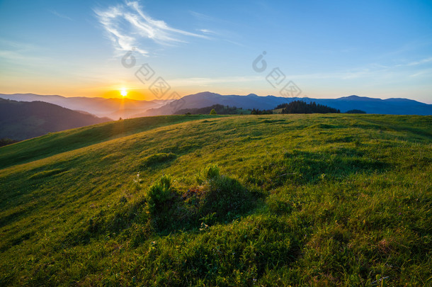 美丽的夏天日出山.