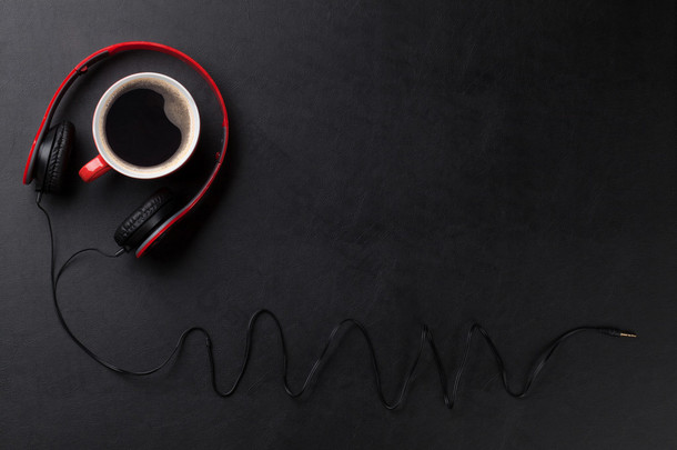 耳机和桌上<strong>的</strong>咖啡杯