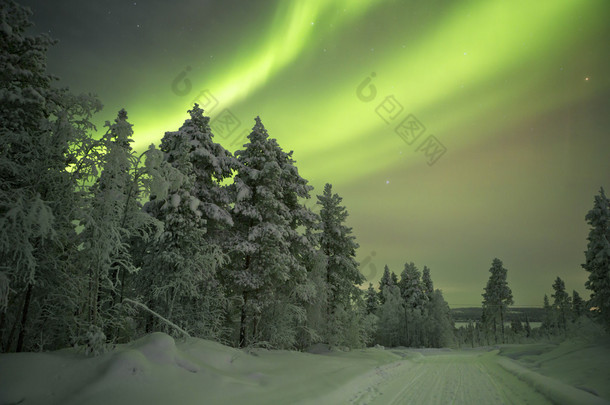 芬兰拉普兰，冬季轨道上的北极光