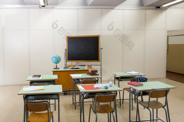 学校教室里的课桌和黑板