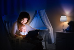 读一本书给小宝宝的母亲