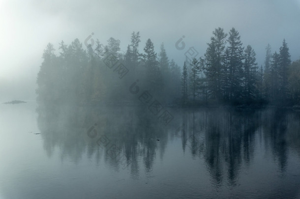 在 Zhombolok 河上的晨雾