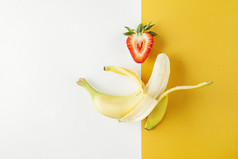 黄色的白色背景上的草莓香蕉水果夏天
