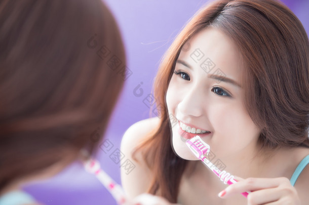  妇女刷牙