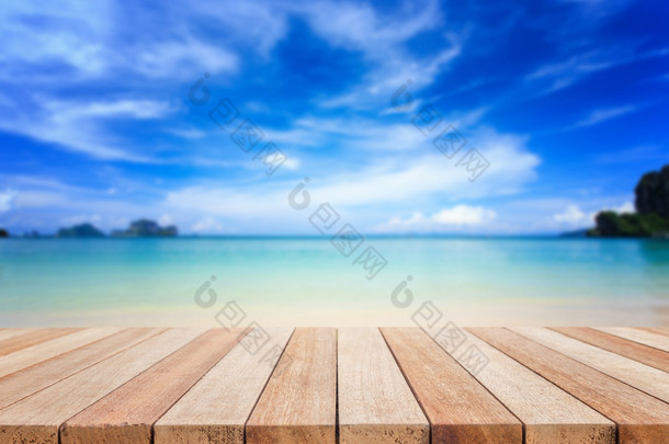 空的木桌或计数器和热带海滩视图顶部