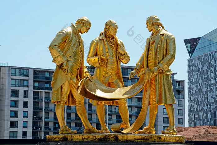 伯明翰百年广场金色博尔顿瓦特和默多克雕像