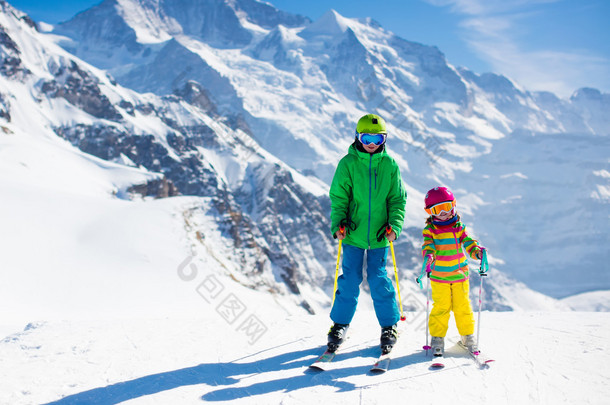 孩子们在山上滑雪