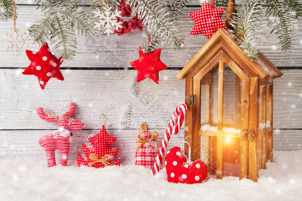 木材燃烧灯和圣诞装饰