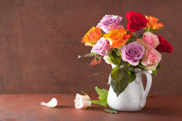 美丽的七彩玫瑰花朵束插在花瓶里
