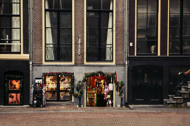 在荷兰阿姆斯特丹的街道上圣诞装饰店.