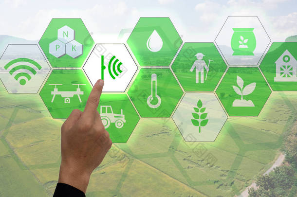 （<strong>农业</strong>概念），物联网智能<strong>农业</strong>、 <strong>农业</strong>产业化。农民点手在农场中使用增强的现实技术控制、 监控和管理
