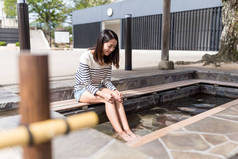 女人享受脚温泉在日本