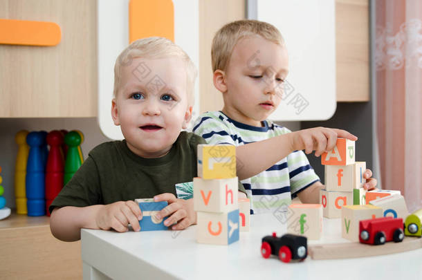 男孩在玩积木在家里或幼儿园的孩子