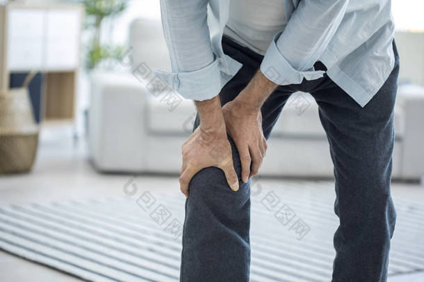 老人患有膝关节疼痛老人健康