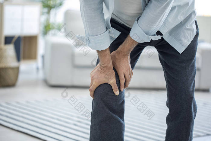 老人患有膝关节疼痛
