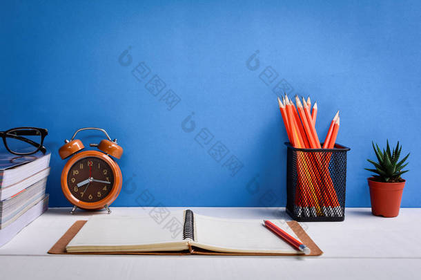 书铅笔和一张白色的木桌上的眼镜是时钟和 