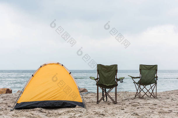 在 seahore 上的野营帐篷