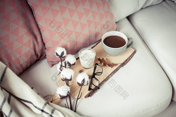 秋天舒适的早餐。浪漫的早餐<strong>棉花</strong>, 一杯热咖啡, 一支蜡烛, 一块格子, 一副眼镜。秋季舒适。一个托盘