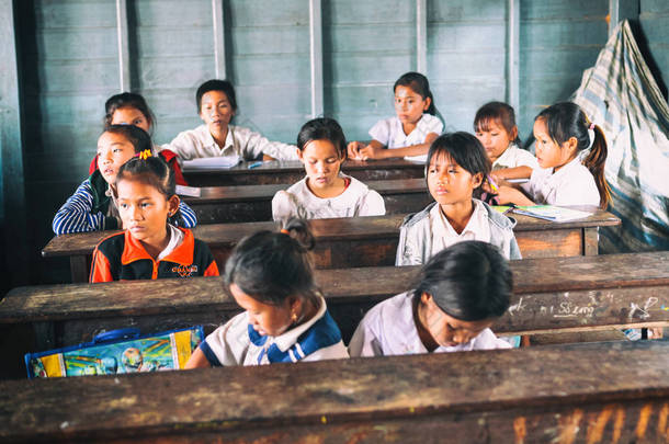 柬埔寨暹粒-21 2015年1月: 在浮动村的学校班级的柬埔寨学生
