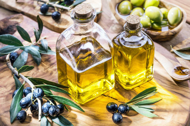 橄榄油和浆果在橄榄木托盘上. 