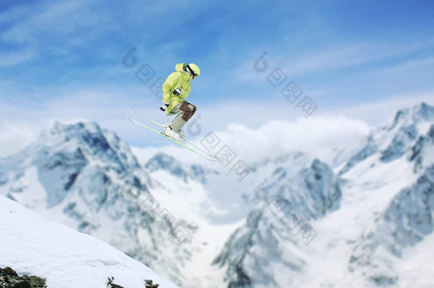 滑雪者在山中跳跃。极限滑雪运动。自由.