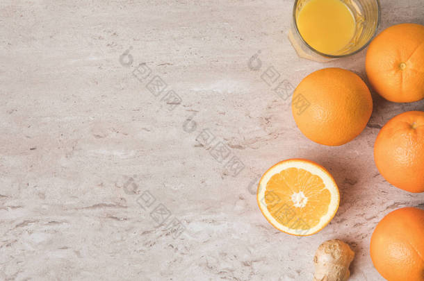 大理石桌面上的桔子和橙汁的顶部视图