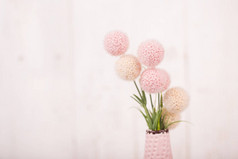 情人节、母亲节或妇女日的花卉组成。旧的白色木制背景上的粉红花朵.