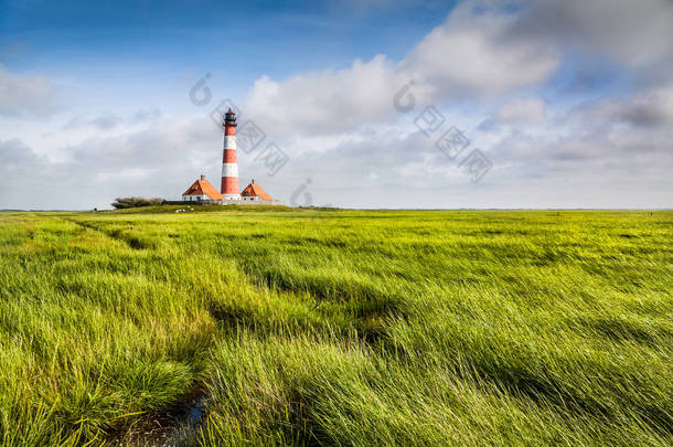 美丽的风景与背景在北海的 nordfriesland、 石勒苏益格-荷尔斯泰因、 德国著名的 westerheversand 灯塔