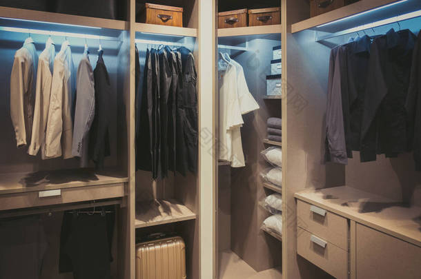 黑色和白色衣服挂在衣柜在家里