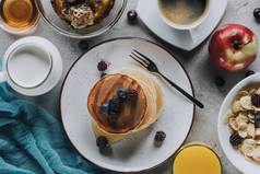 美味的健康早餐与煎饼, 水果和燕麦灰的顶部视图 