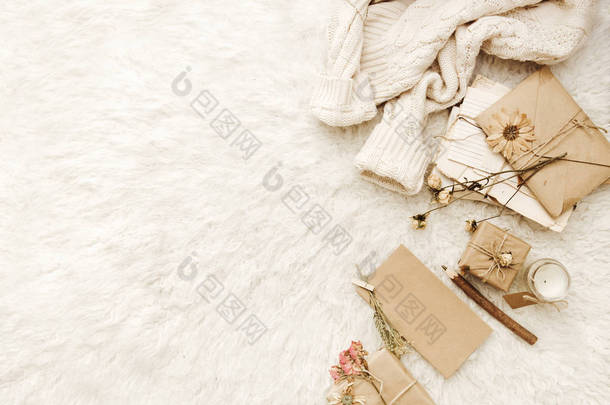 简约平躺在时髦舒适的家庭组成与毛衣, 工艺元素和礼物 
