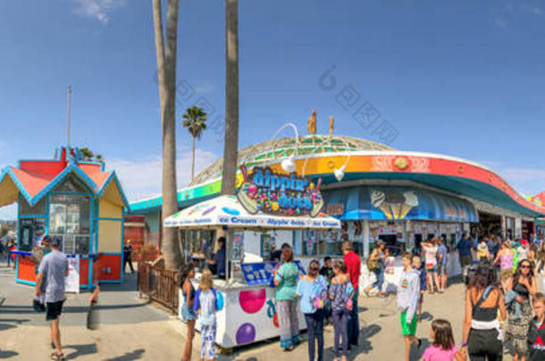 圣克鲁斯, 加利福尼亚州-2017年8月4日: 城市游乐园在海滩上。这是加利福尼亚著名的景点。.