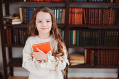 快乐聪明的女生在图书馆或家里看书。幼儿早期学习与教育理念.