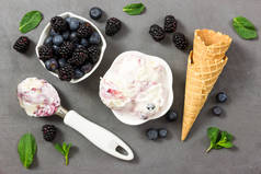 水果冰淇淋与新鲜黑莓和蓝莓和冰 crea