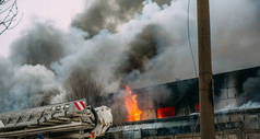 在工业仓库或工厂失火, 大量的烟雾和火焰