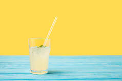 绿松石木桌顶部饮用稻草玻璃杯鲜冷夏日饮品  