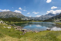 迷人的风景与 Muratovo 湖, Banderishki 鸡和 Todorka 山顶, Pirin 山, 保加利亚