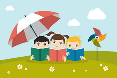 一小群可爱的三个孩子坐在太阳伞下的草地上看书。假日