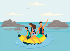 全家人都在海上坐香蕉船。在海滨度假胜地玩乐和消磨时间