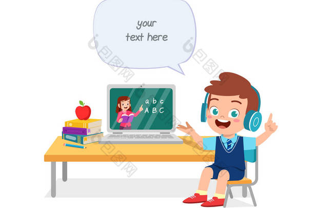 快乐可爱的小孩在家上学，带着电脑笔记本电脑连接到网上学习和课程。网上电子学习部分
